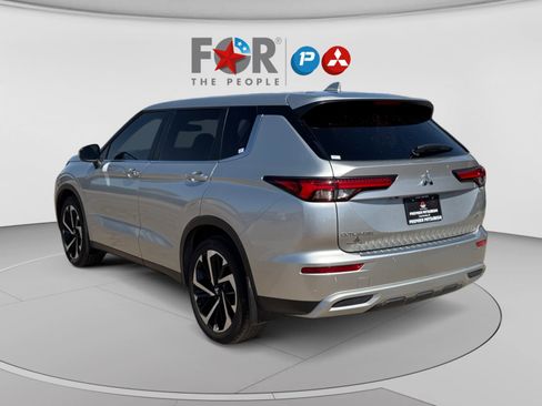 Used 2024 Mitsubishi Outlander SE FWD image 3