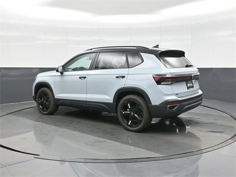 New 2026 Volkswagen Taos SE image 5