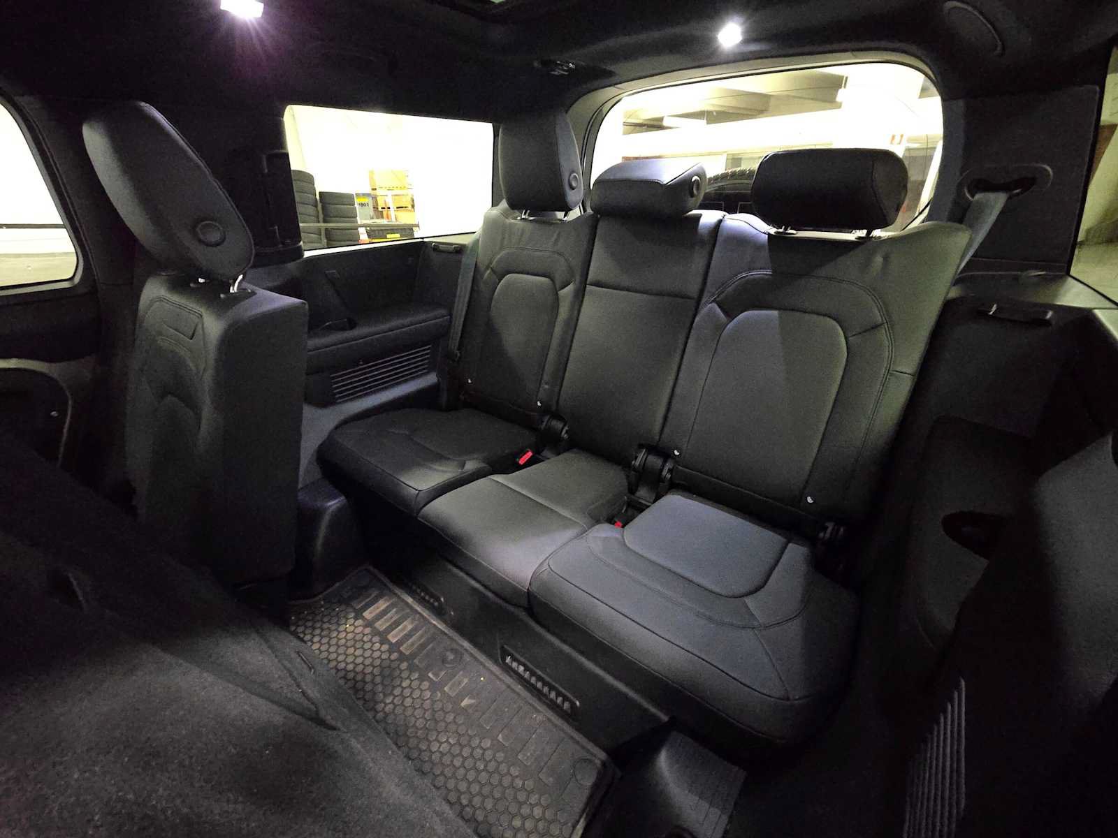Used 2025 Land Rover Defender 130 X-Dynamic SE AWD/4WD image 19