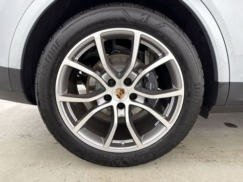 Certified 2025 Porsche Cayenne AWD/4WD image 16