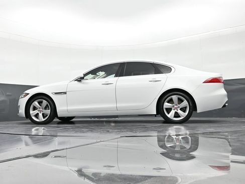 Used 2018 Jaguar XF image 20