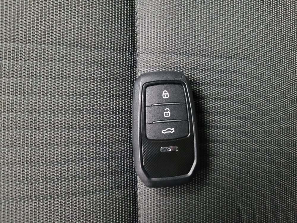 Used 2023 Hyundai Venue Limited FWD image 32
