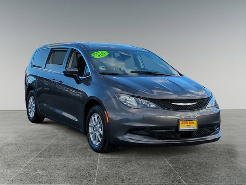 Used 2023 Chrysler Voyager LX image 7