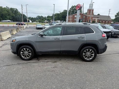 Used 2019 Jeep Cherokee Latitude Plus w/ Cold Weather Group AWD/4WD image 5