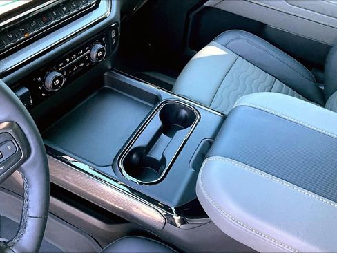 Used 2025 Chevrolet Silverado 2500 ZR2 w/ Technology Package image 5