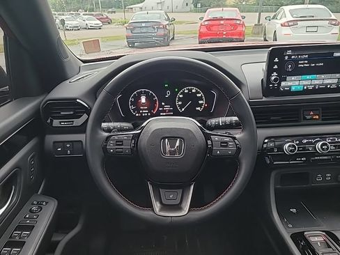 Used 2024 Honda Pilot TrailSport image 6