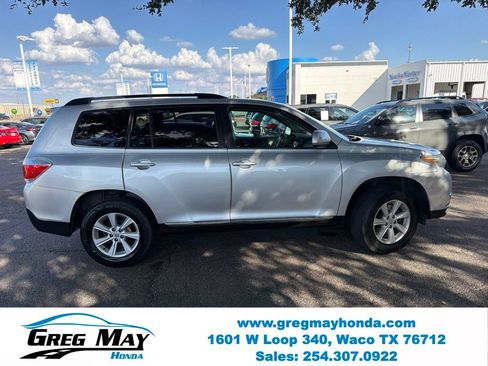 Used 2012 Toyota Highlander FWD w/ Tech Pkg image 2