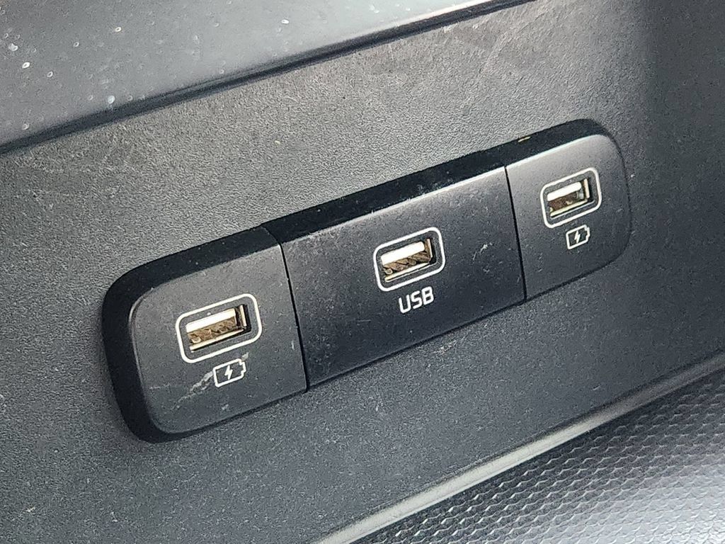 Used 2024 Kia Carnival LX FWD image 30