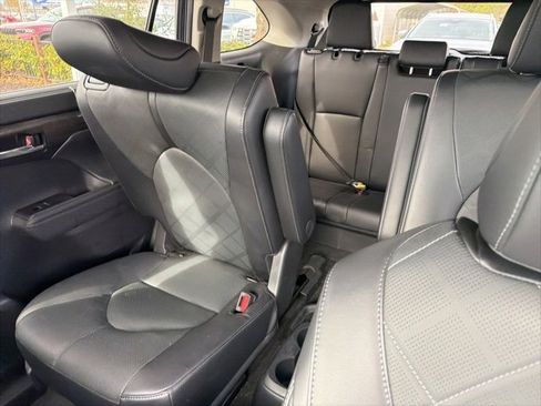 Used 2024 Toyota Highlander Platinum image 19