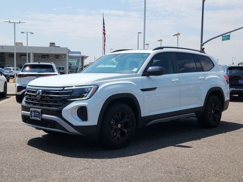 Used 2025 Volkswagen Atlas Peak Edition SE image 6