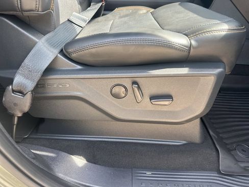 Used 2025 Ford Expedition Tremor AWD/4WD image 32