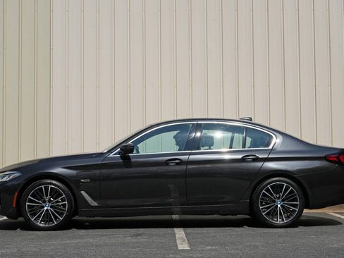 Used 2022 BMW 530e w/ Premium Package RWD image 9