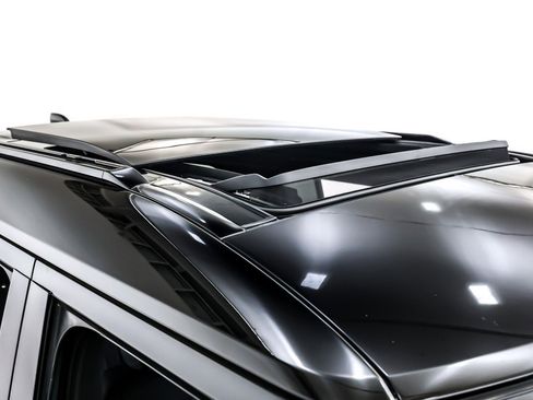 Used 2024 Land Rover Defender 110 X-Dynamic SE image 22