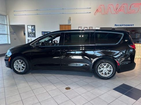 Used 2025 Chrysler Pacifica Select FWD image 10