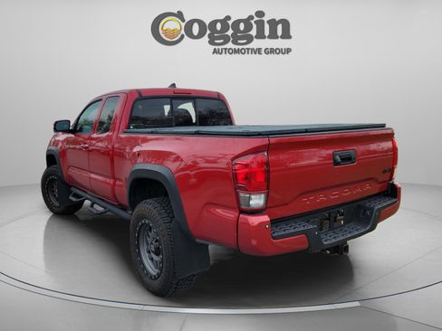 Used 2017 Toyota Tacoma TRD Off-Road image 3
