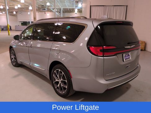 Used 2021 Chrysler Pacifica Limited AWD/4WD image 5