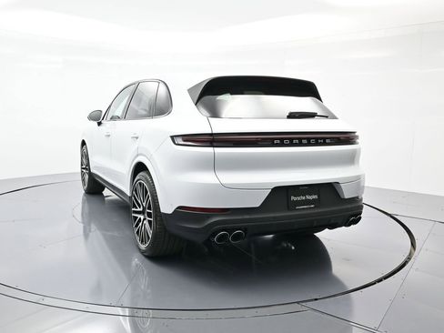 Used 2025 Porsche Cayenne AWD/4WD image 25