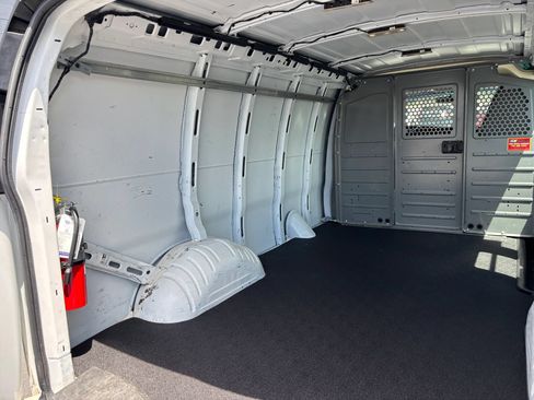 Used 2016 Chevrolet Express 2500 RWD image 12