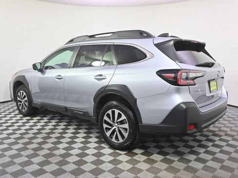Used 2025 Subaru Outback Premium AWD/4WD image 3