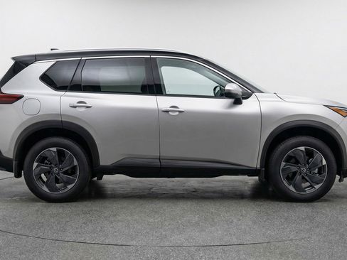 Used 2025 Nissan Rogue SV image 11