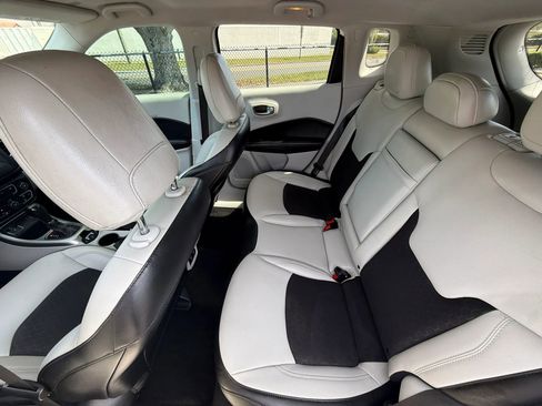 Used 2019 Jeep Compass Latitude FWD image 9