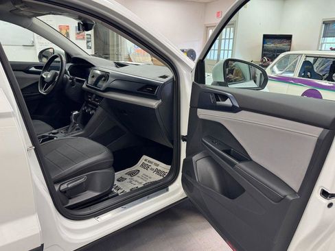 Used 2024 Volkswagen Taos SE image 16