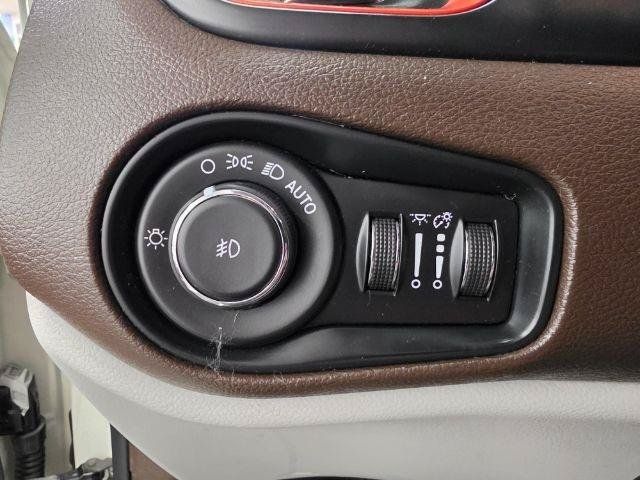 Used 2016 Jeep Renegade Latitude FWD image 18