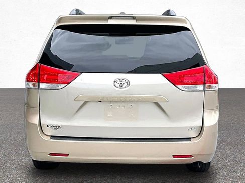 Used 2013 Toyota Sienna XLE FWD image 6