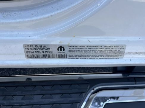 Used 2025 RAM 2500 Big Horn AWD/4WD image 36