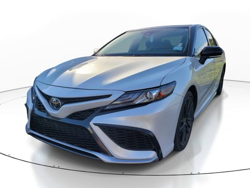Used 2023 Toyota Camry XSE FWD image 3