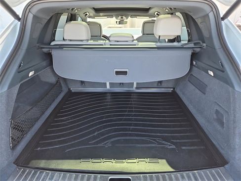 Used 2022 Porsche Cayenne Platinum Edition image 11