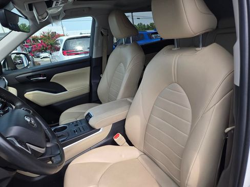 Used 2024 Toyota Highlander XLE AWD/4WD image 9