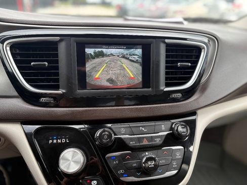 Used 2018 Chrysler Pacifica Touring-L FWD image 21