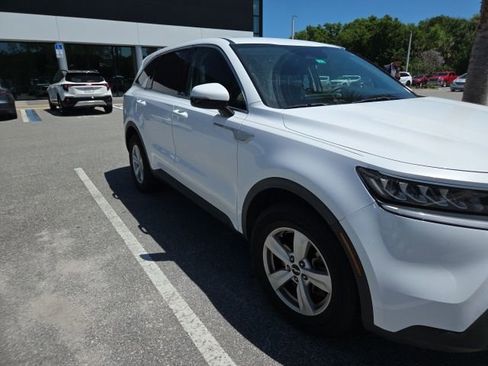 Used 2022 Kia Sorento LX image 2