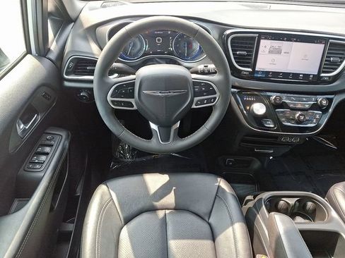 Used 2025 Chrysler Pacifica Select FWD image 12