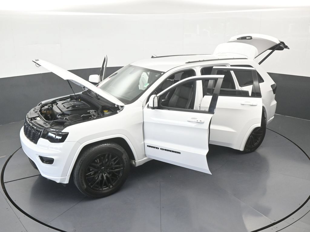 Used 2018 Jeep Grand Cherokee Altitude RWD image 62