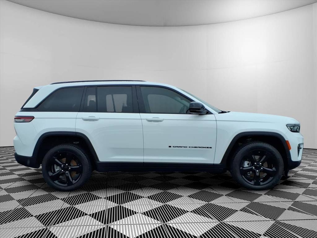Used 2023 Jeep Grand Cherokee Limited w/ Luxury Tech Group II AWD/4WD image 31