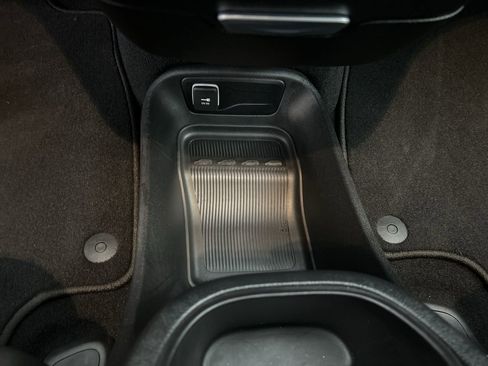 Used 2025 Chrysler Pacifica Select image 26