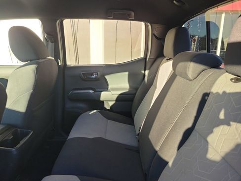 Used 2022 Toyota Tacoma TRD Off-Road image 9