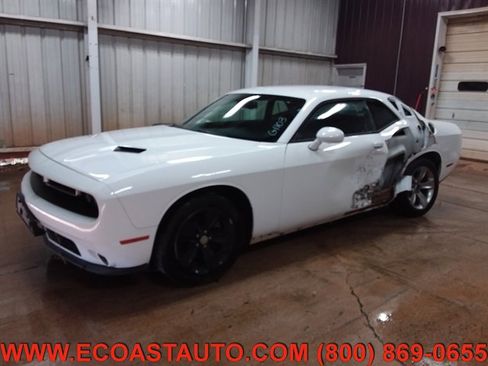 Used 2016 Dodge Challenger SXT image 1