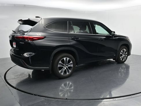 Used 2022 Toyota Highlander XLE AWD/4WD image 8