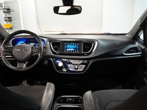 Used 2019 Chrysler Pacifica Touring Plus w/ S Appearance Package FWD image 19