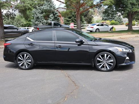Used 2020 Nissan Altima 2.5 SR w/ Premium Package FWD image 3