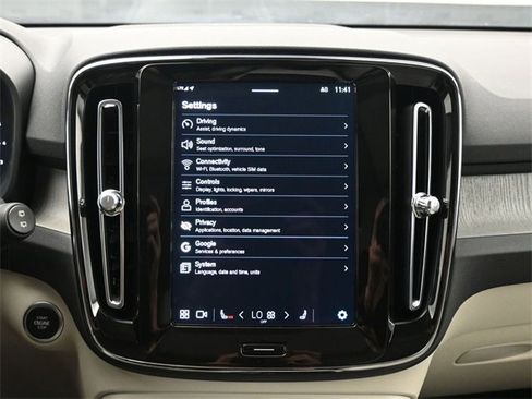 Used 2024 Volvo XC40 B5 Ultimate w/ Protection Package Premier image 15