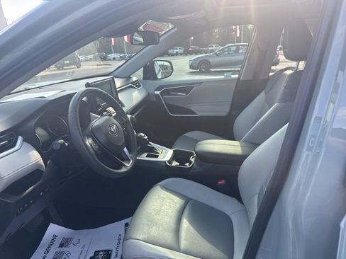 Used 2021 Toyota RAV4 XLE Premium image 5