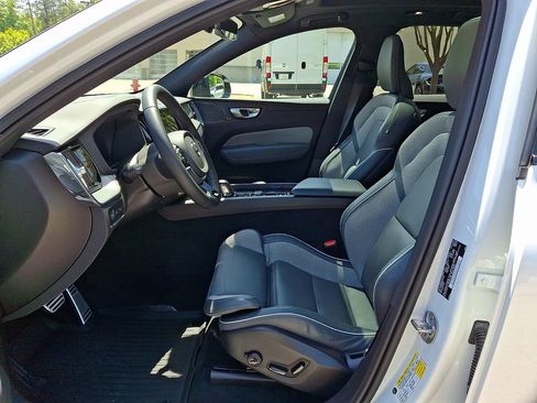 Used 2022 Volvo XC60 T8 R-Design w/ Advanced Package AWD/4WD image 12