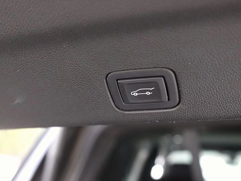 Used 2021 Chevrolet Tahoe Premier w/ Premium Package image 18