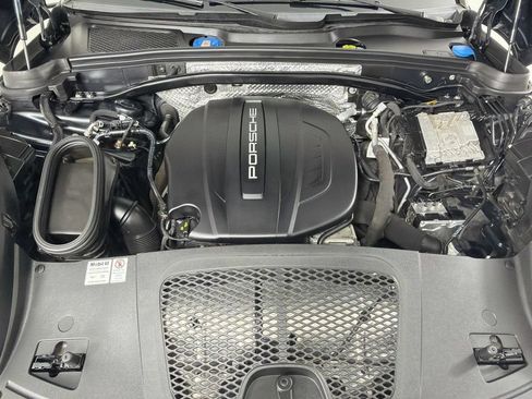 Certified 2021 Porsche Macan AWD/4WD image 29