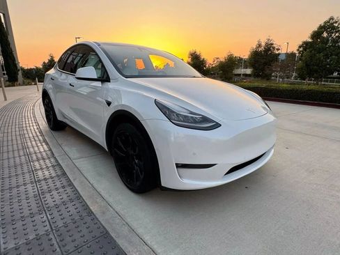 Used 2021 Tesla Model Y Long Range AWD/4WD image 3