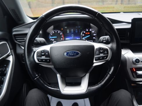 Used 2022 Ford Explorer XLT image 4